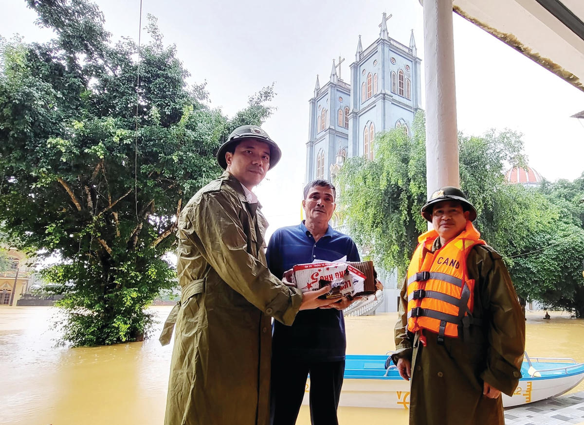 Đại tá Nguyễn Hồng Phong, Giám đốc Công an tỉnh Hà Tĩnh thăm hỏi, động viên với Ban hành giáo bà con giáo xứ Thổ Hoàng (xã Điền Mỹ, huyện Hương Khê).  