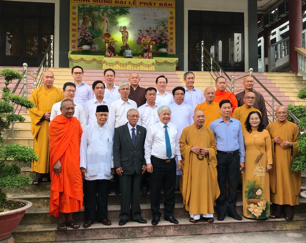 Chủ tịch Đỗ Văn Chiến và các thành viên trong đoàn công tác chụp ảnh lưu niệm cùng các chức sắc tại Văn phòng II, Trung ương GHPG Việt Nam.