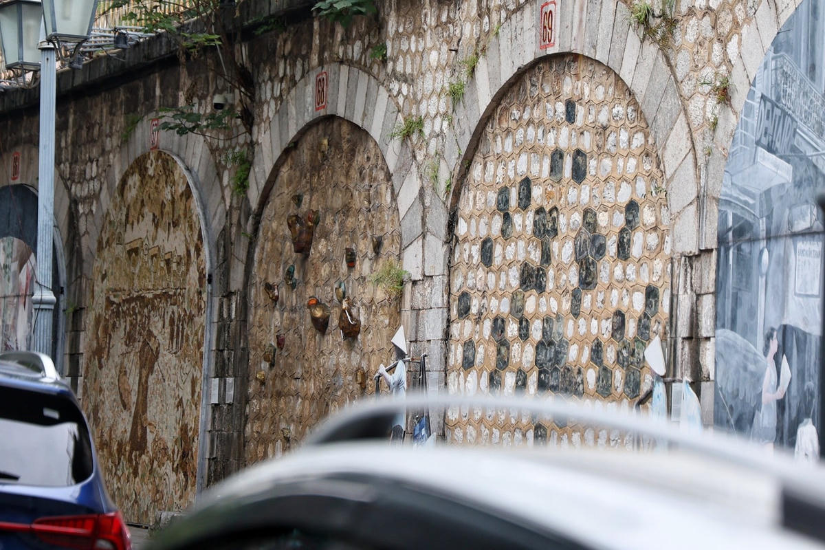 Tác phẩm có dấu hiệu hoen rỉ, các nét vẽ bị biến dạng và bạc màu.