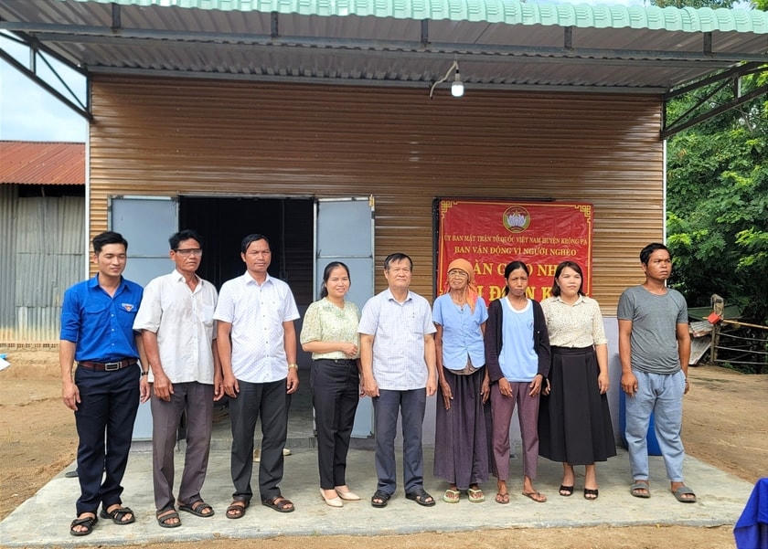 Trao nhà “Đại đoàn kết” cho gia đình bà Nay H' Nhưk, buôn Bhă Nga, xã Ia Rmok, huyện Krông Pa.