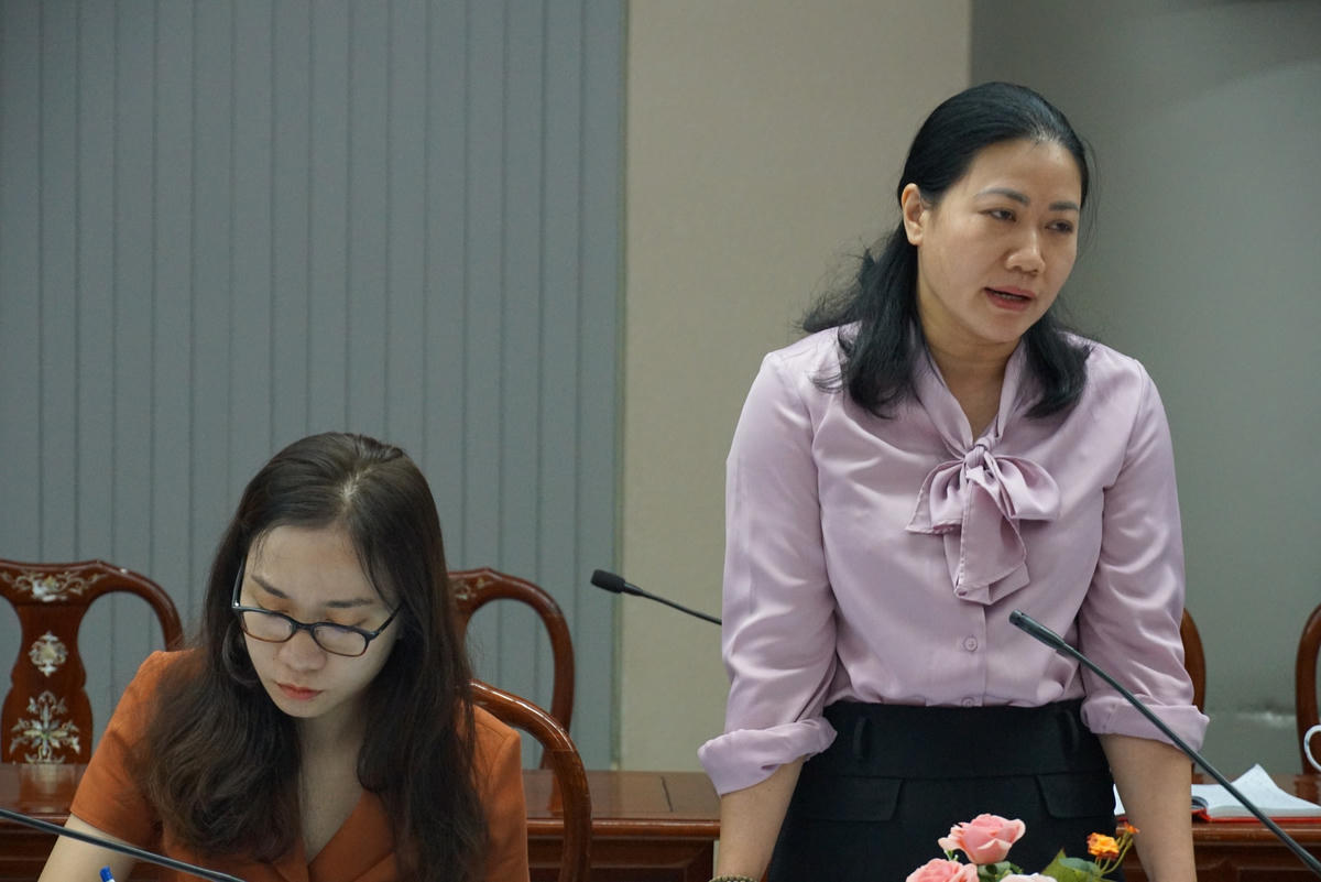 Thành viên đoàn giám sát trao đổi nội dung về công tác bảo vệ môi trường khi thực hiện dự án. Ảnh: Mạnh Thìn.