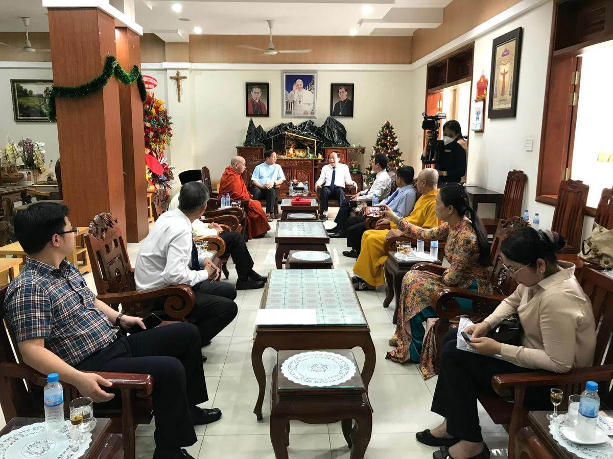 Quang cảnh đoàn công tác chúc mừng Lễ Giáng sinh tại Giám mục chính tòa Giáo phận Phú Cường.