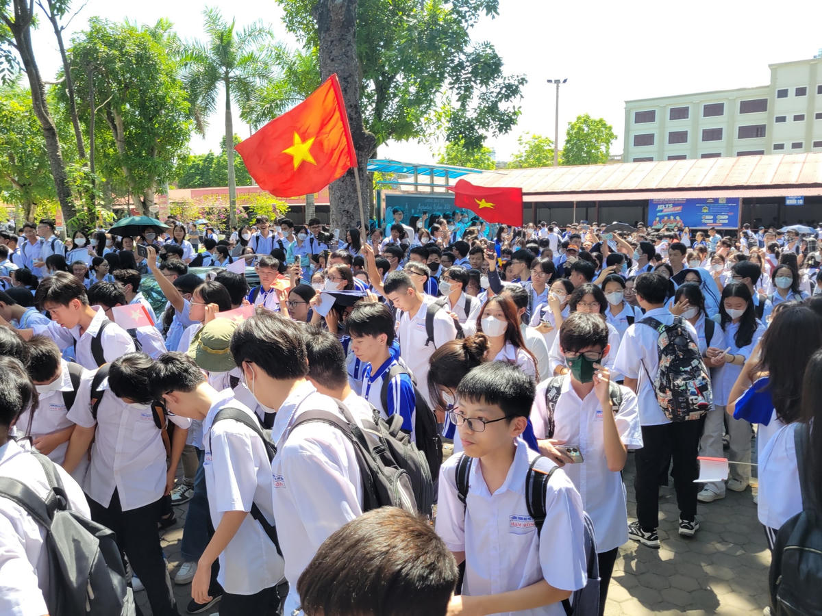 [Ảnh]: ‘Biển’ người vây kín quán quân Olympia Lê Xuân Mạnh khi trở về