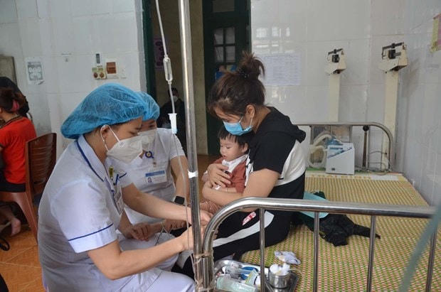 Khoa Nhi của Trung tâm Y tế huyện Chợ Đồn quá tải bệnh nhân nhi do dịch sốt. Nguồn: baobackan.com.vn.  