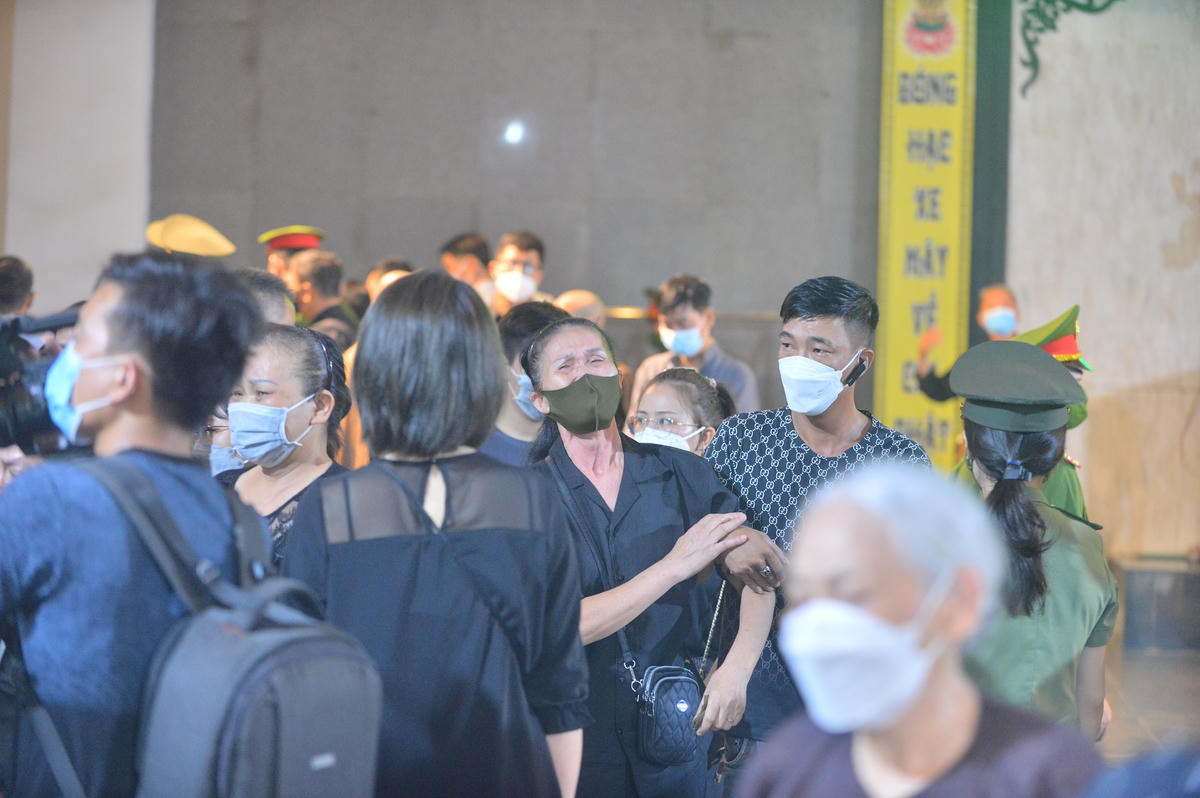 Từ 7h đến 9h sáng 5/8, tại Bệnh viện 198 (phố Trần Bình, quận Cầu Giấy, TP Hà Nội), nhiều người dân đã đến tiễn đưa thi hài 3 liệt sĩ từ bệnh viện qua nhà riêng và về Nhà tang lễ quốc gia (số 5 Trần Thánh Tông, phường Bạch Đằng, quận Hai Bà Trưng, TP Hà Nội).