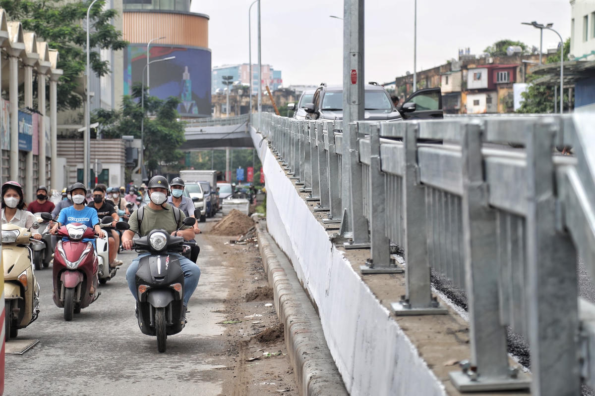 Sau khi tháo rào chắn các phương tiện di chuyển dễ dàng.