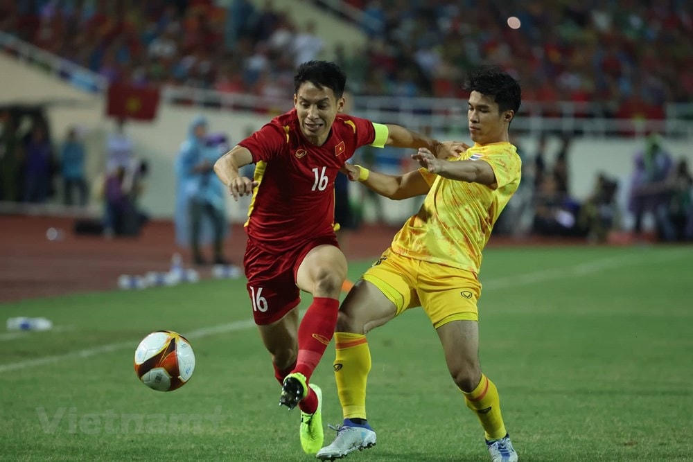...và chủ động chơi dâng cao tạo sức ép về lên phần sân của U23 Thái Lan. Ảnh: TTXVN.