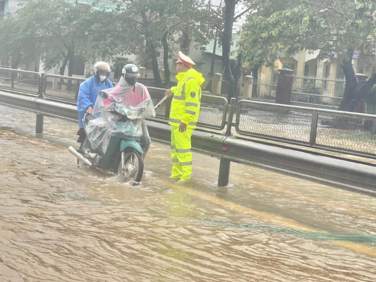 Mưa lớn khiến tuyến Quốc lộ 1A đoạn qua xã Lộc Trì bị ngập, nhiều phương tiện khi lưu thông bị chết máy