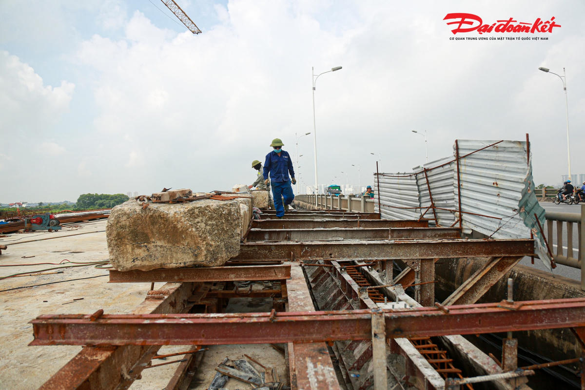 “Ngay sau khi hoàn thành hợp long, chúng tôi sẽ huy động nhân lực, trang thiết bị máy móc để hoàn thành những hạng mục nhỏ như lan can, hệ thống thoát nước, bề mặt cầu, Dự kiến đến tháng 11 chúng tôi sẽ hoàn thành toàn bộ gói thầu số 3” – ông Hoàng Đình Hiếu nhấn mạnh.
