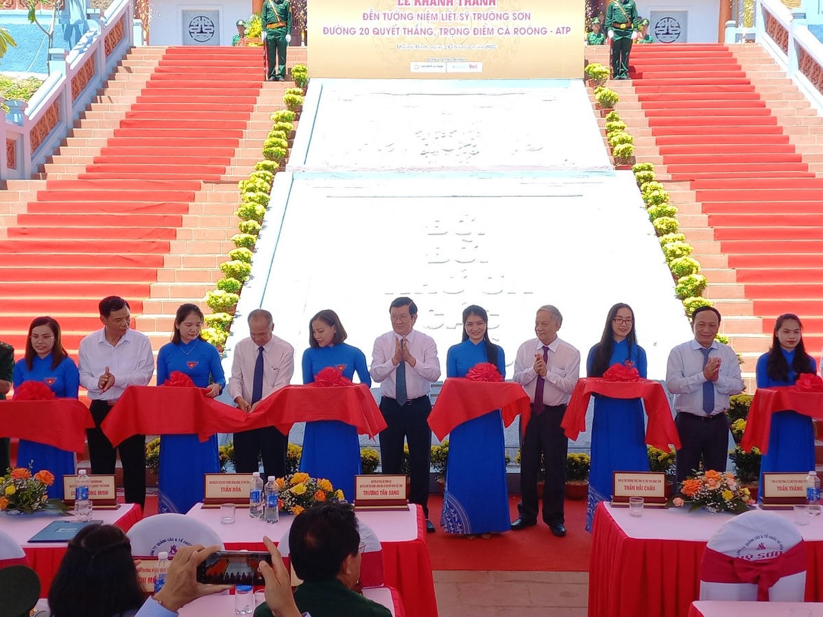 Lãnh đạo Trung ương và địa phương cắt băng khánh thành Đền tưởng niệm anh hùng liệt sĩ Trường Sơn, đường 20 Quyết Thắng, trọng điểm Cà Roòng - ATP.