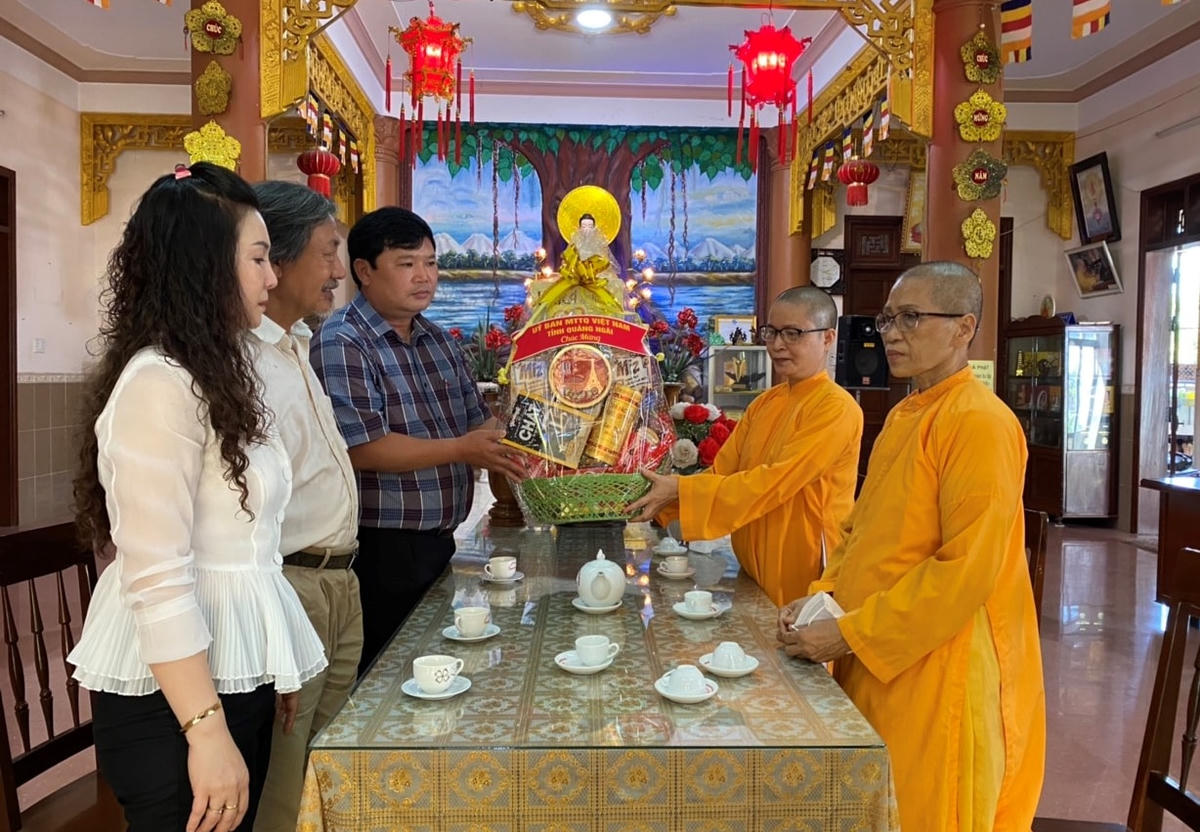 Lãnh đạo Ủy ban MTTQ Việt Nam tỉnh Quảng Ngãi thăm, chúc mừng Tịnh xá Ngọc Quảng.  