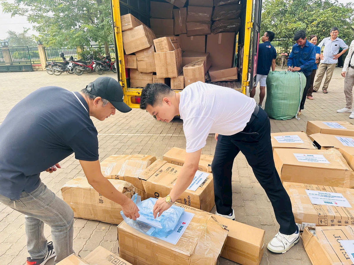 Bốc xếp hàng để đến với đồng bào khó khăn