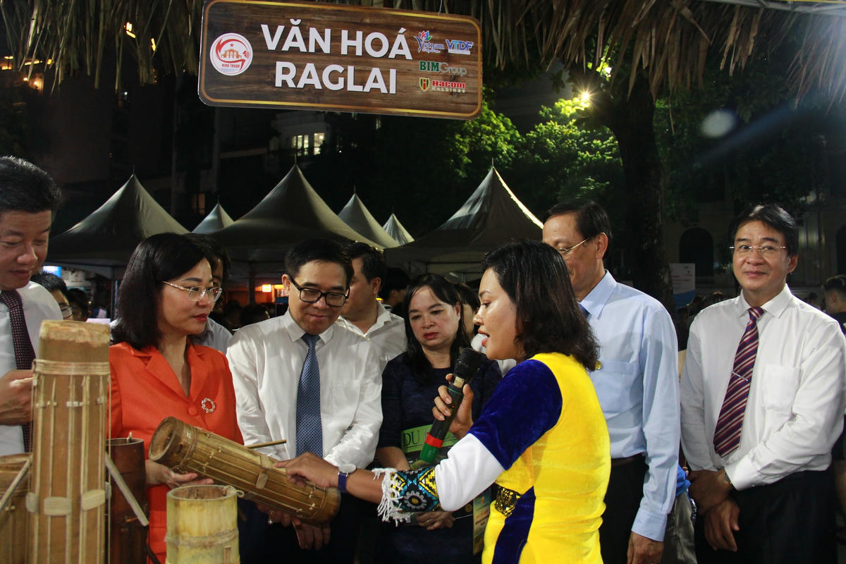 Các đại biểu tham quan không gian văn hóa các dân tộc tỉnh Ninh Thuận tham gia lần này.