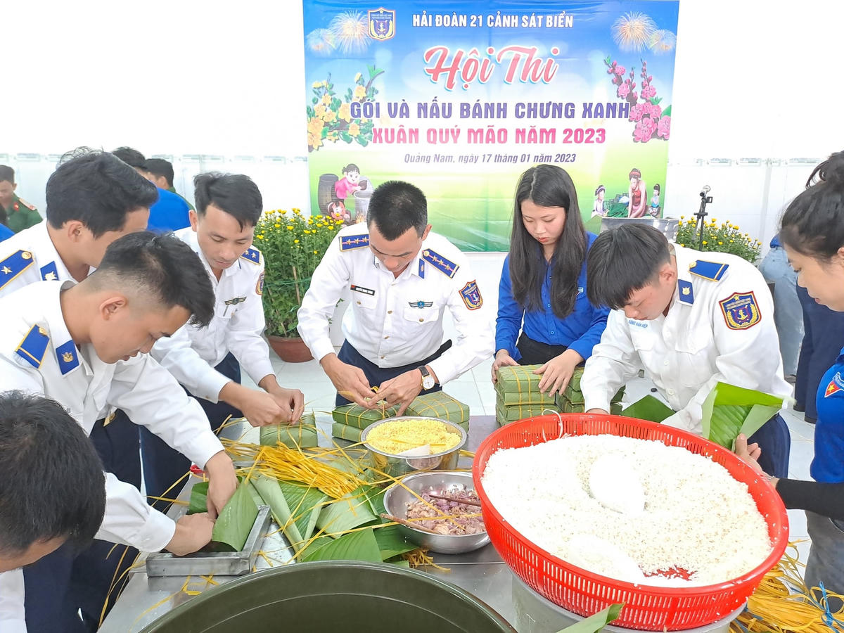 Các đội đang tham gia gói bánh chưng.