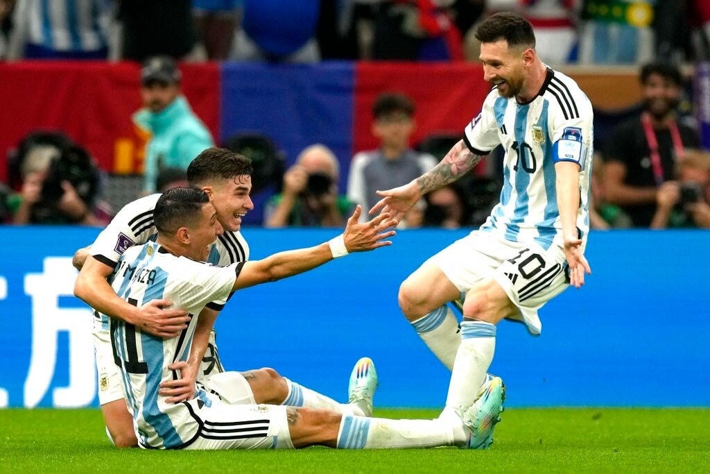 Di Maria ăn mừng bàn thắng cuồng nhiệt với Messi khi Argentina tạo ra lợi thế vô cùng lớn trước đương kim vô địch Pháp ở trận chung kết World Cup 2022 (Ảnh: AP).