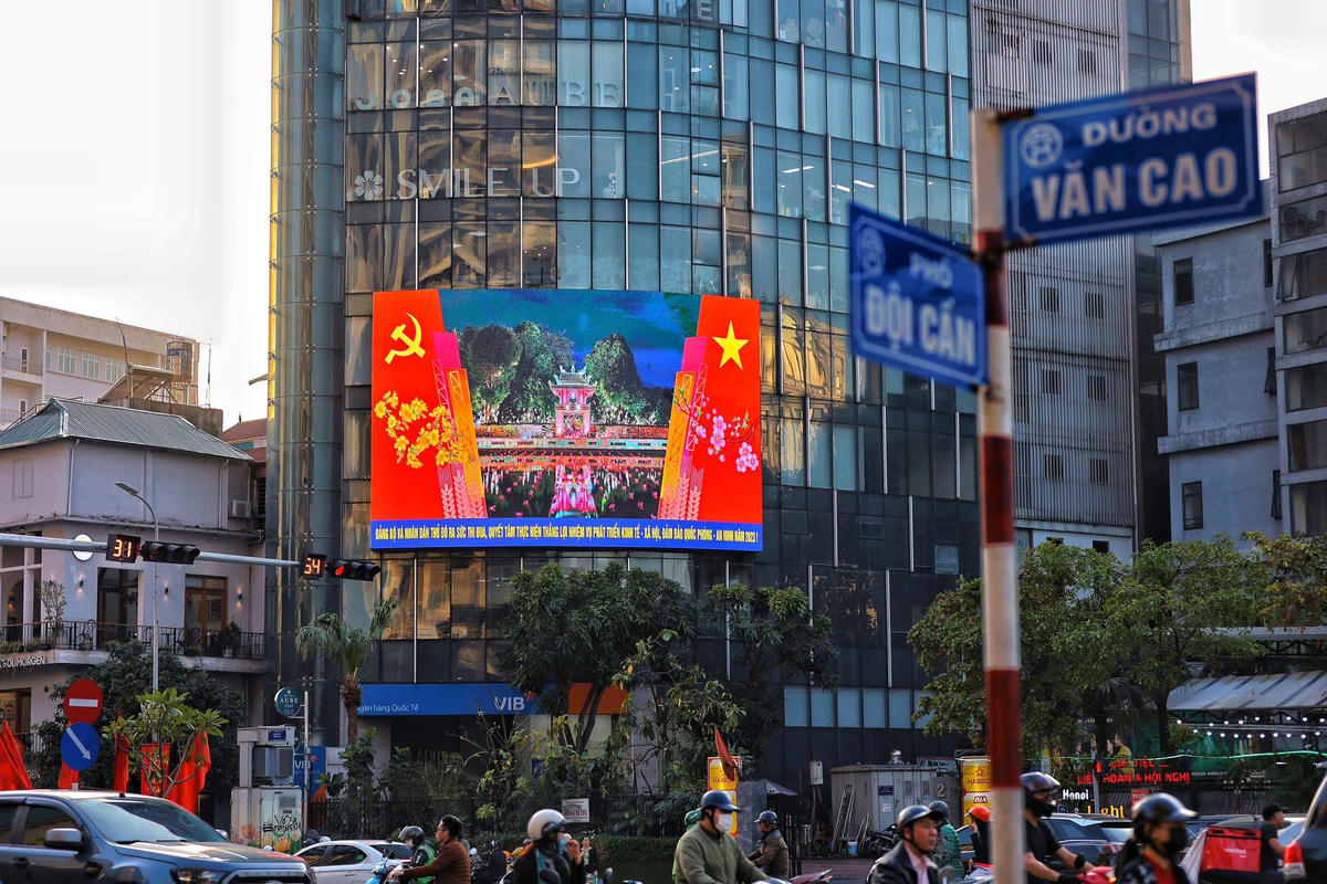 Bảng điện tử cổ động cỡ lớn tại ngã tư Đội Cấn - Liễu Giai - Văn Cao (quận Ba Đình).