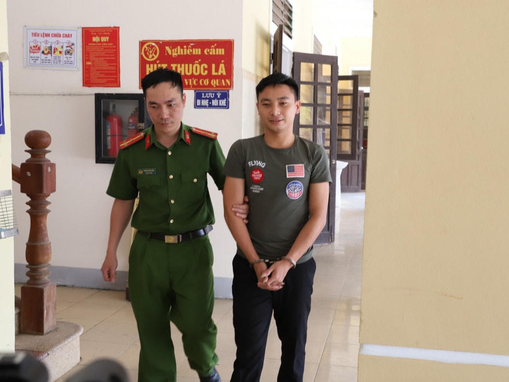 Cơ quan công an dẫn giải đối tượng Trần Tiến Dũng.