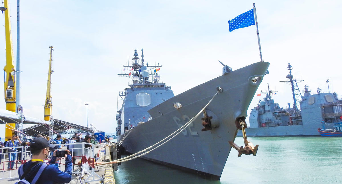 Tàu sân bay USS Ronald Reagan của Hải quân Hoa Kỳ thăm Đà Nẵng