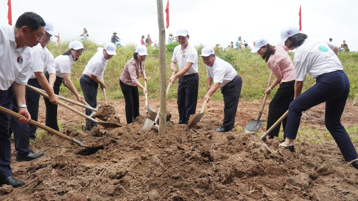 Các đại biểu tham gia trồng cây tạo cảnh quan tại Khu di tích lịch sử Lăng Kinh Dương Vương. 
