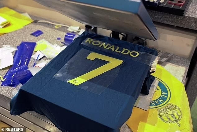 Chiếc áo số 7 nhanh chóng được CLB Al-Nassr tung ra thị trường khi ký kết hợp đồng với Ronaldo (Ảnh: Reuters).