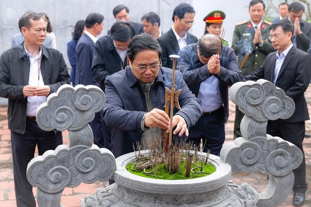 Thủ tướng dâng hương tại Nhà lưu niệm đồng chí Lê Đức Thọ.