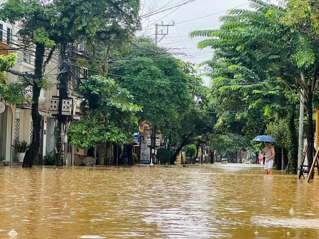 Nhiều nơi ở TP Yên Bái cũng bị ngập úng.