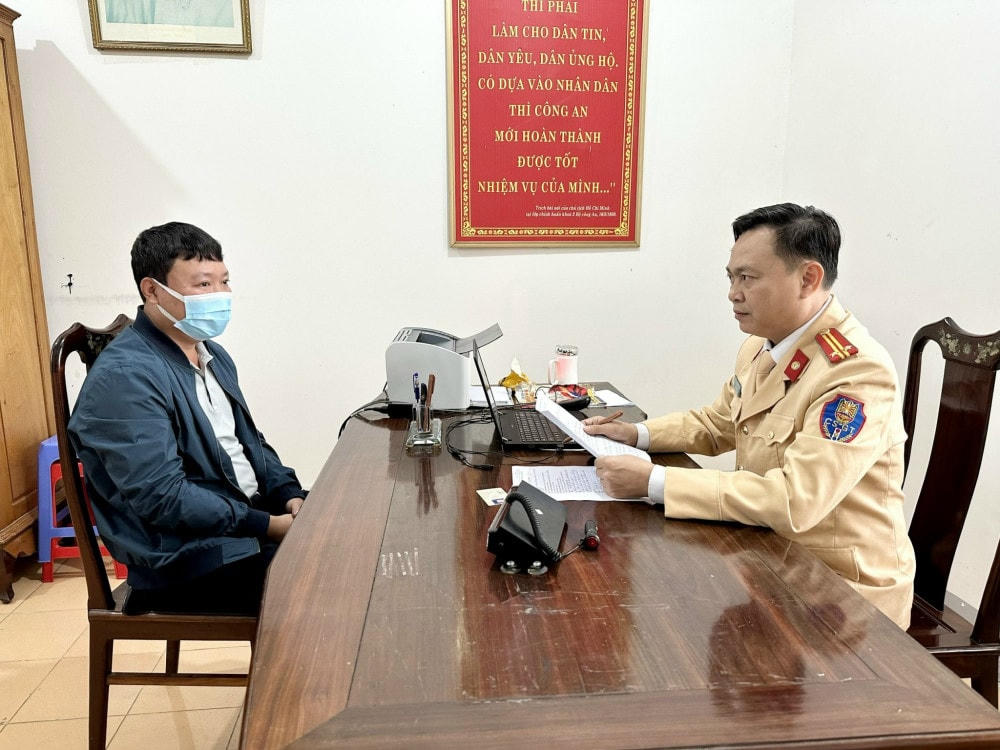Phòng Cảnh sát giao thông Công an tỉnh Hà Tĩnh làm việc với tài xế Trần Anh Tuấn.