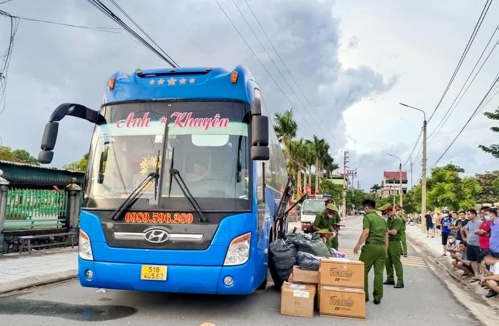 Tài xế xe khách dùng lời lẽ lăng mạ, thách thức lực lượng chức năng làm nhiệm vụ.