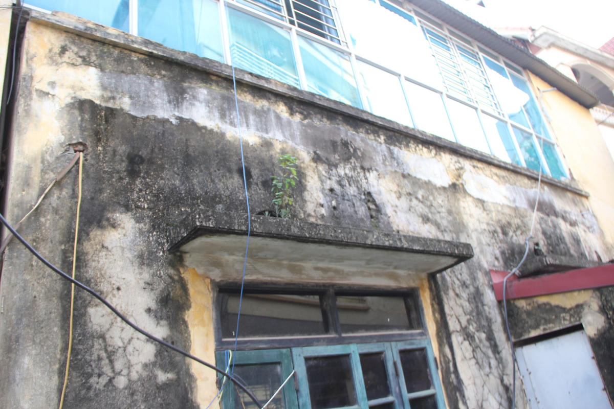 Sau hai năm bỏ không, cỏ dại, rêu mốc đã bám đầy các hạng mục của ngôi trường.