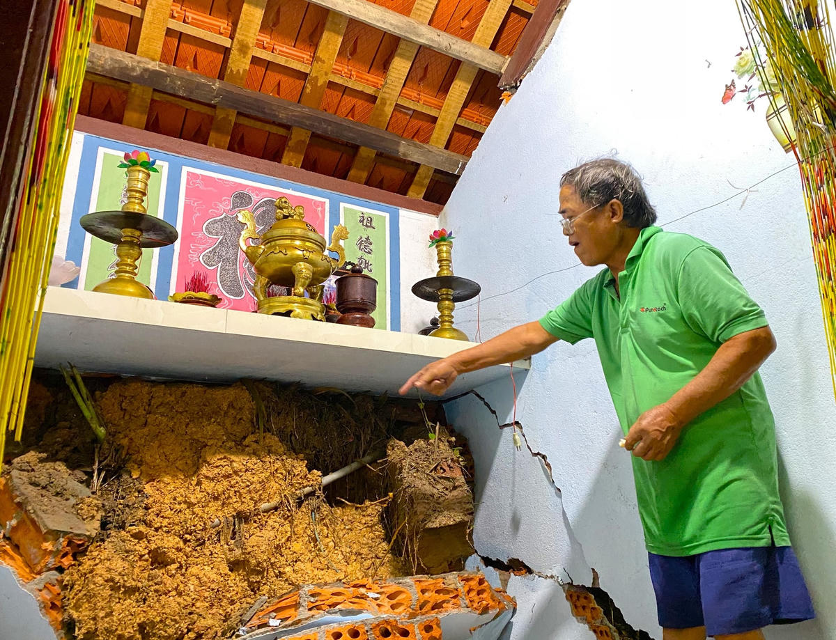 Ông Trần Quang Thôn chỉ đất đá tràn xuống vào nhà.