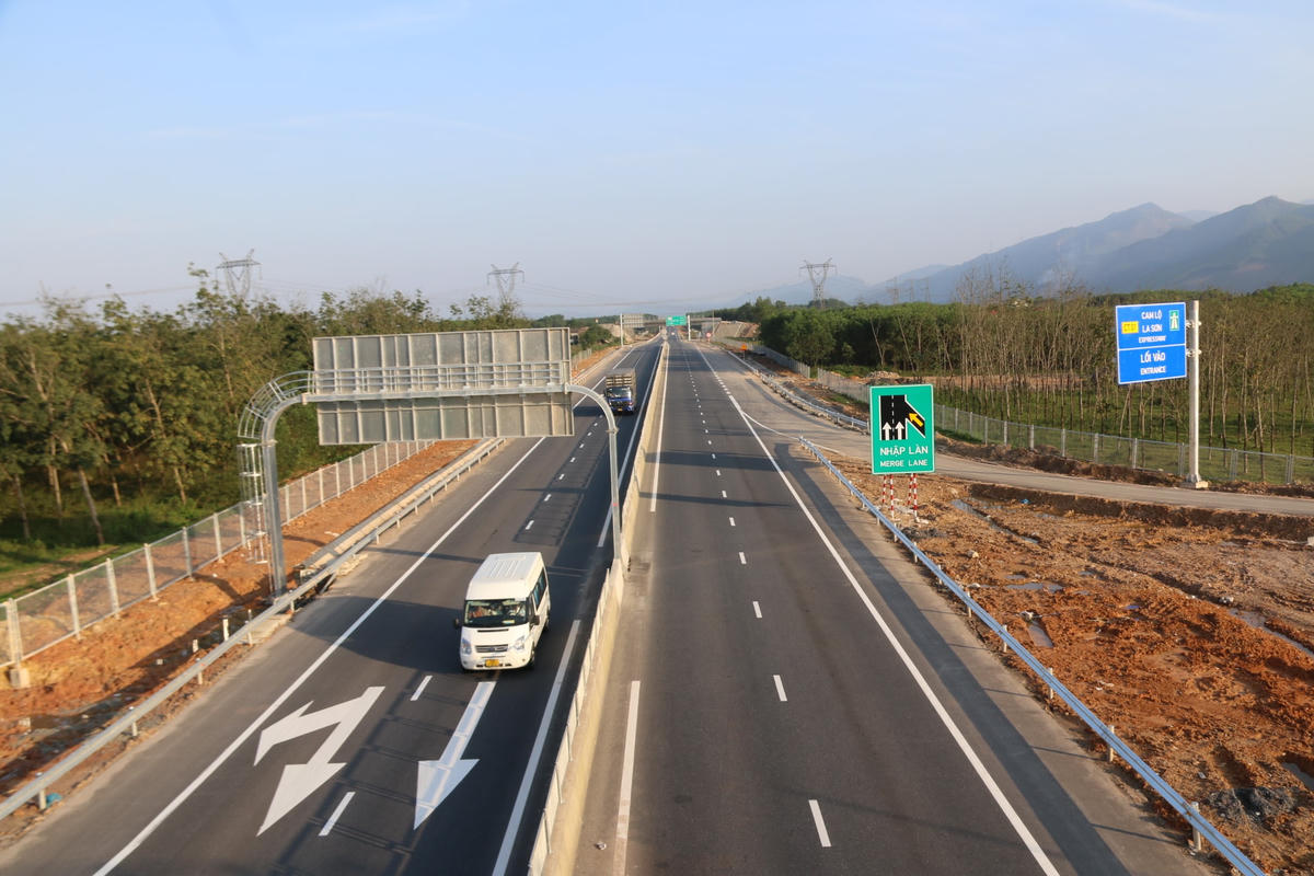 Hình ảnh ghi nhận tại đoạn lối ra/vào thị trấn Phong Điền và thị xã Hương Trà (Thừa Thiên - Huế).