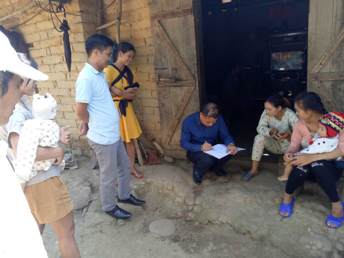 Cán bộ cơ sở bám sát địa bàn để nâng cao ý thức người dân trong phòng, chống tảo hôn.