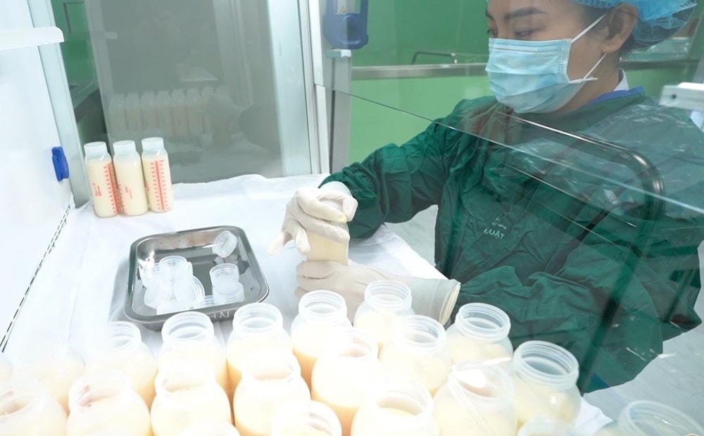 Trữ sữa mẹ tại một ngân hàng sữa mẹ. (Ảnh: PV/Vietnam+).