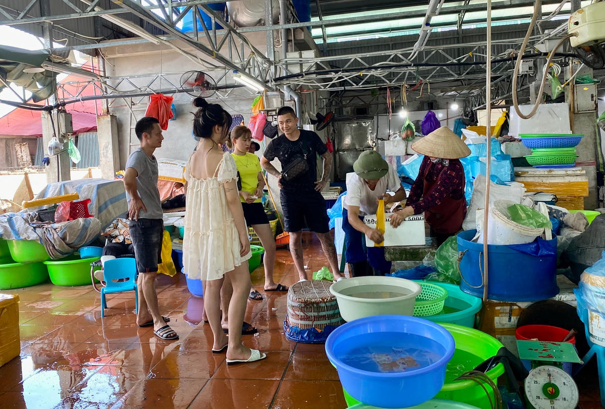 Sau khi "chốt đơn" thành công, du khách chỉ cần đợi ít phút để đóng hàng vào thùng xốp.