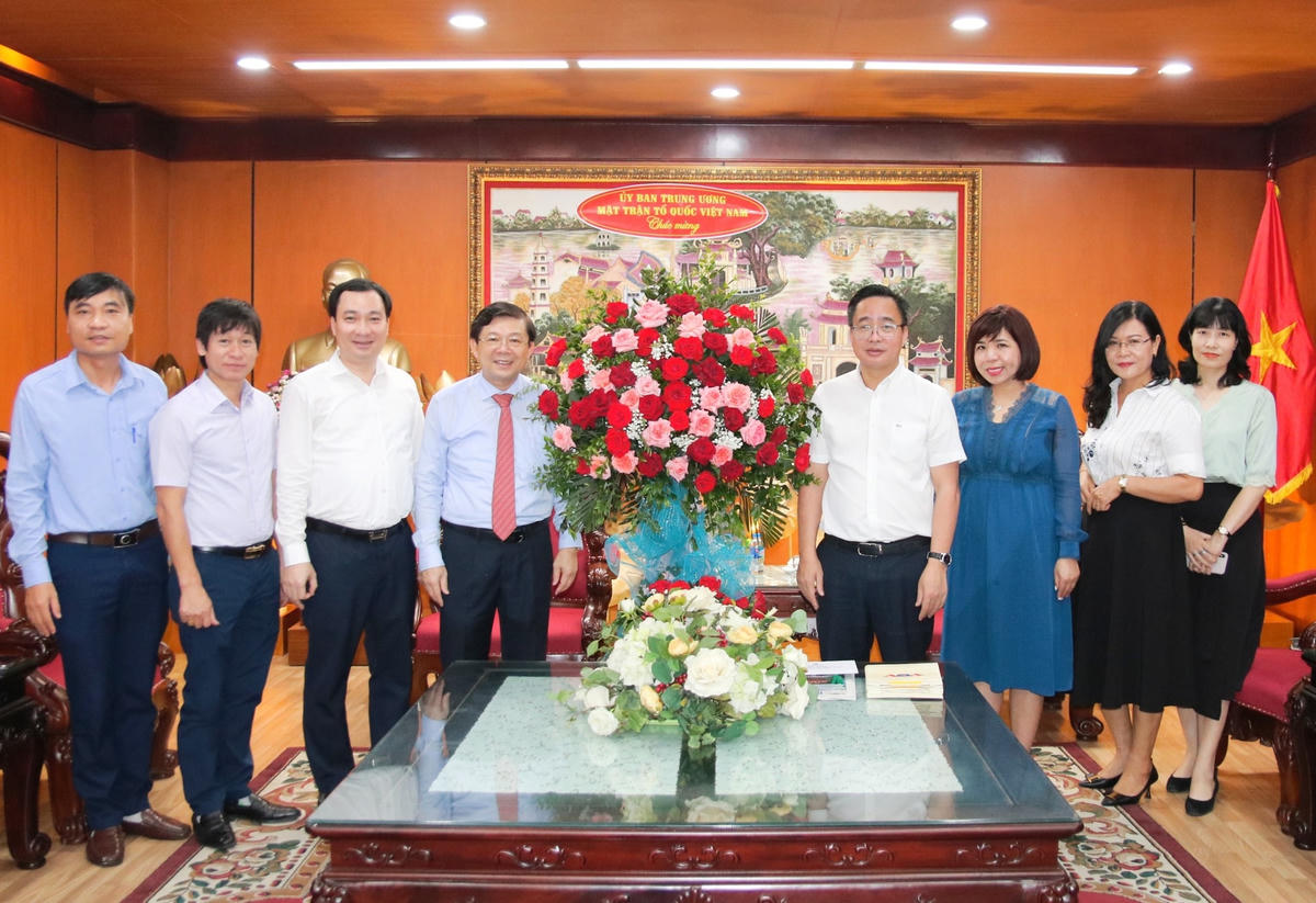 Phó Chủ tịch Nguyễn Hữu Dũng tặng hoa chúc mừng Đài Tiếng nói Việt Nam.