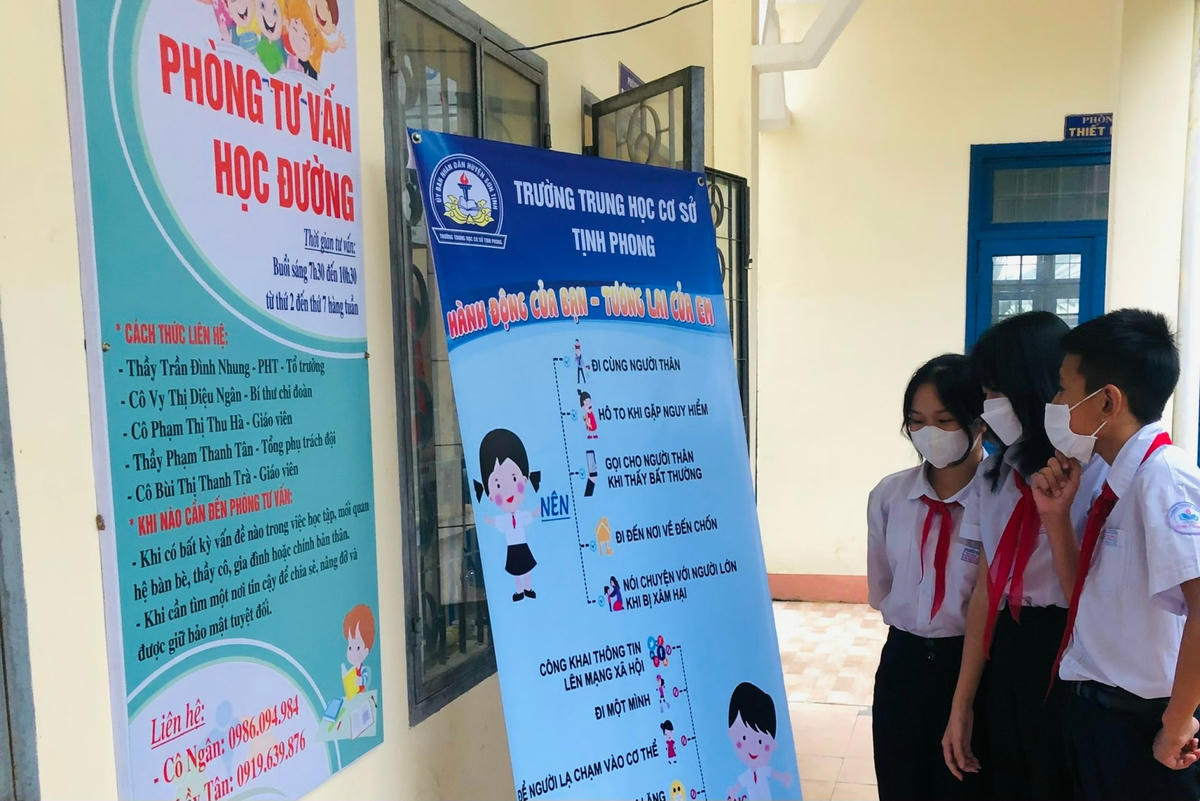 Học sinh Trường THCS Tịnh Phong tìm hiểu thông tin xâm hại tình dục trẻ em.