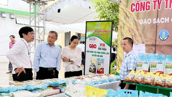 Sản phẩm nông sản góp mặt tại phiên chợ.