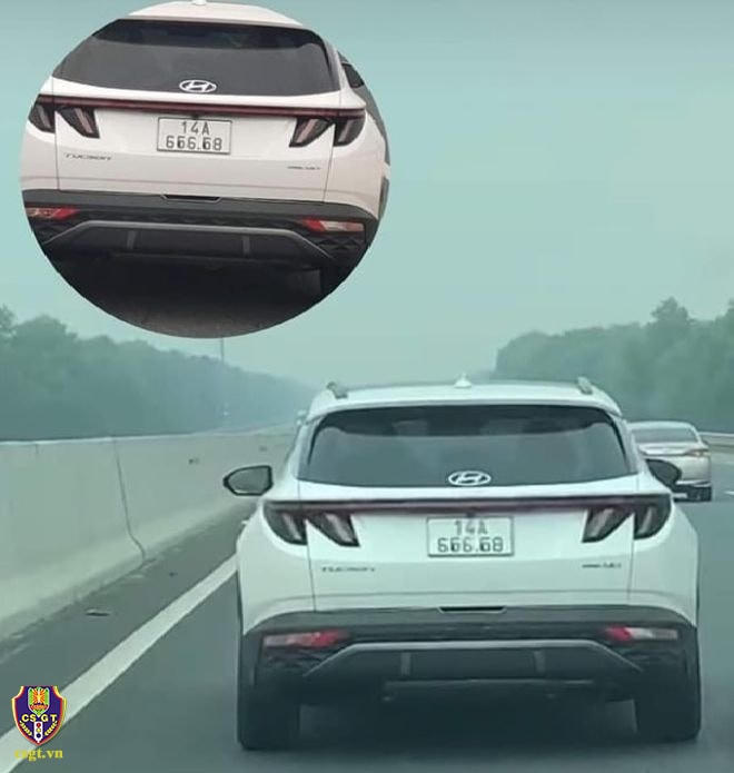 Hình ảnh xe dán làm sai lệch biển số xe đã được người đi đường phát hiện và đưa lên mạng xã hội. Ảnh: Cục CSGT.