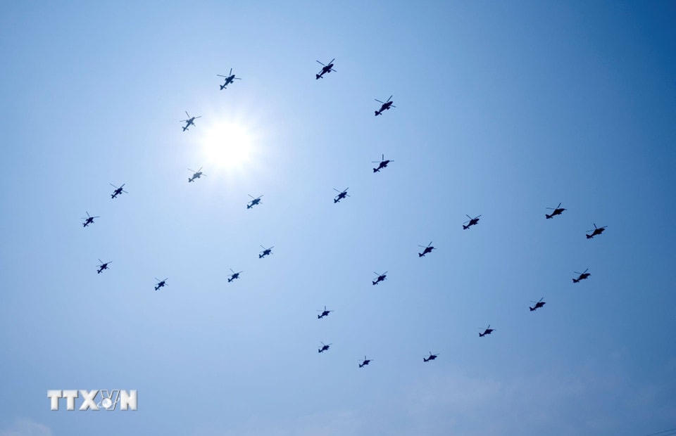 Trực thăng trình diễn tại Lễ duyệt binh kỷ niệm 80 năm chiến thắng phátxít của nhân dân thế giới ở Bắc Kinh, Trung Quốc, ngày 3/9/2025. (Ảnh: THX/TTXVN)