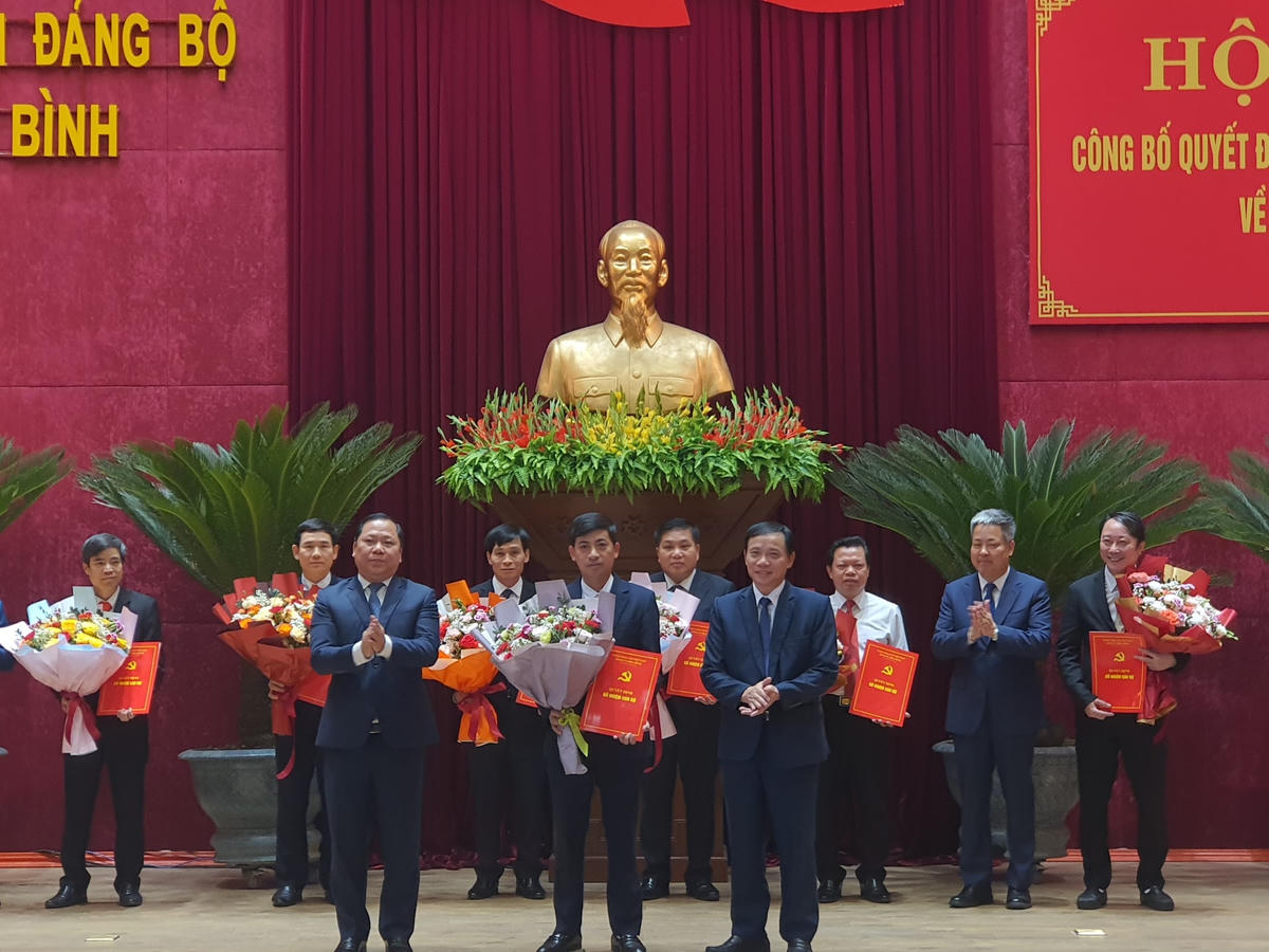 Ông Vũ Đức Dũng, Trưởng phòng Doanh nghiệp kinh tế tập thể và tư nhân (Sở Kế hoạch và Đầu tư) giữ chức Phó Giám đốc Sở Kế hoạch và Đầu tư Hòa Bình.
