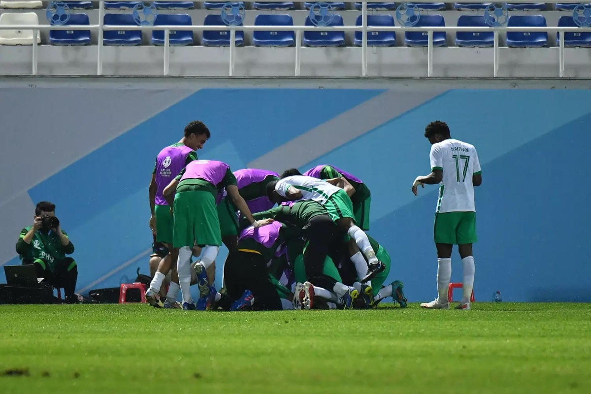 Các cầu thủ U23 Saudi Arabia ăn mừng bàn thắng đầy bất ngờ của mình.