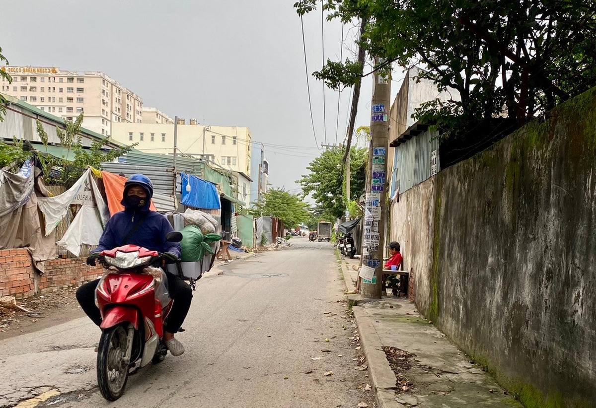 Đường vào khu chung cư Tecco (Quận 12, TP HCM) rất nhỏ, vừa đủ 2 ô tô tránh nhau.