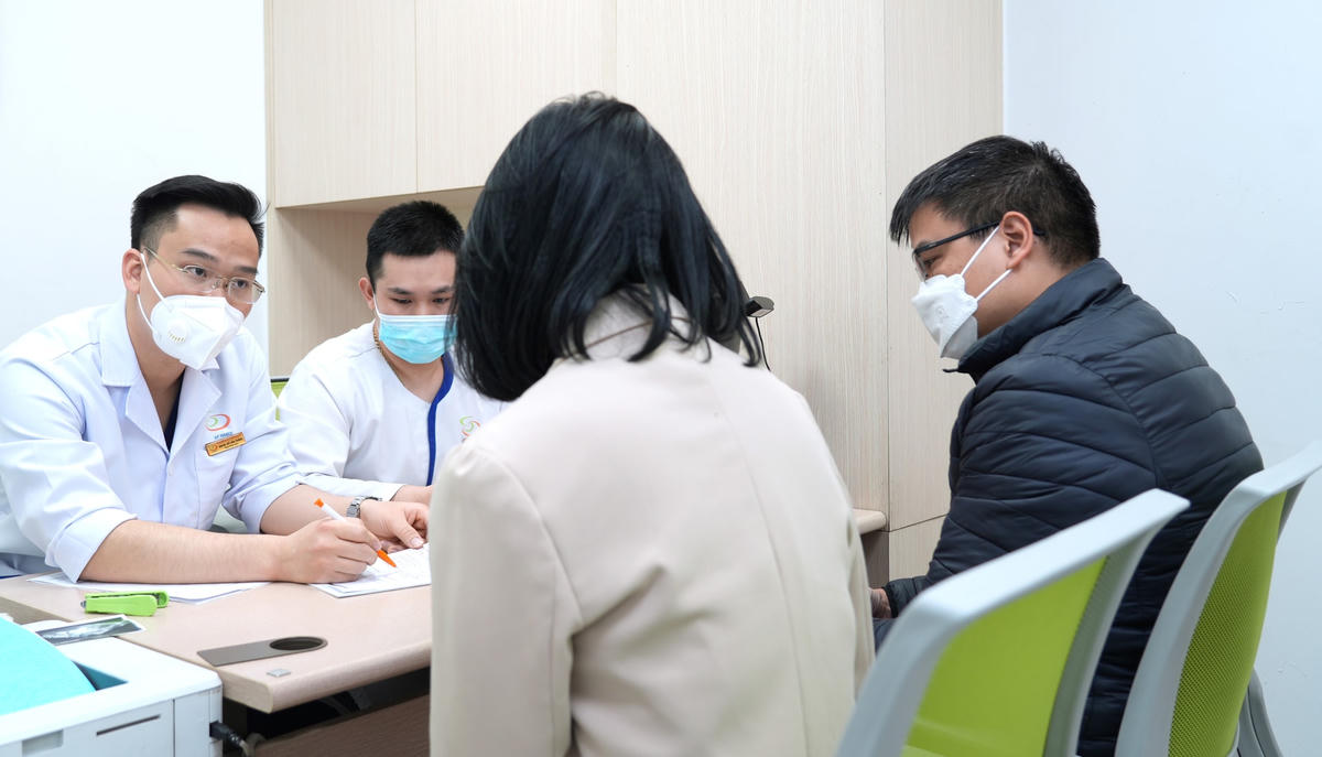 Bác sĩ tư vấn cho bệnh nhân. 