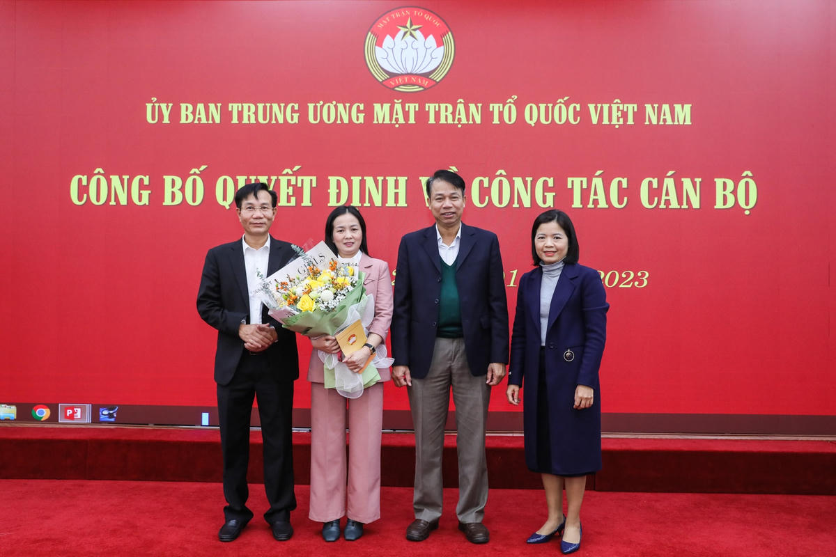 Các ban đơn vị cơ quan UBTƯ MTTQ Việt Nam tặng hoa chúc mừng bà Nông Thị Mai Huyền.