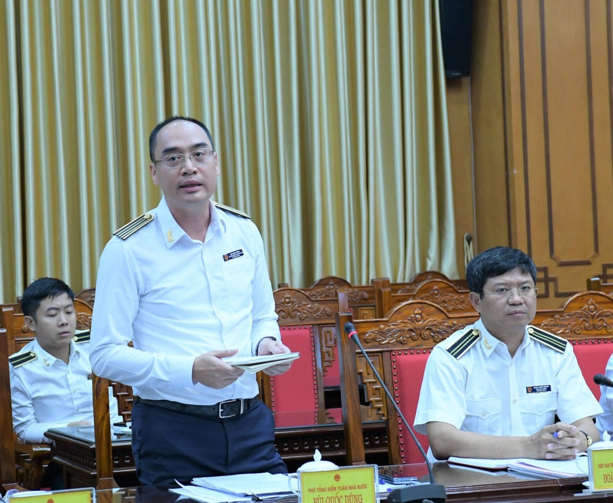 Phó Tổng Kiểm toán nhà nước Bùi Quốc Dũng đề nghị lãnh đạo UBND, HĐND tỉnh tiếp tục chỉ đạo các sở, ban, ngành, địa phương cung cấp thông tin, tài liệu kịp thời, chính xác cho Đoàn kiểm toán. Ảnh: Nguyễn Ly