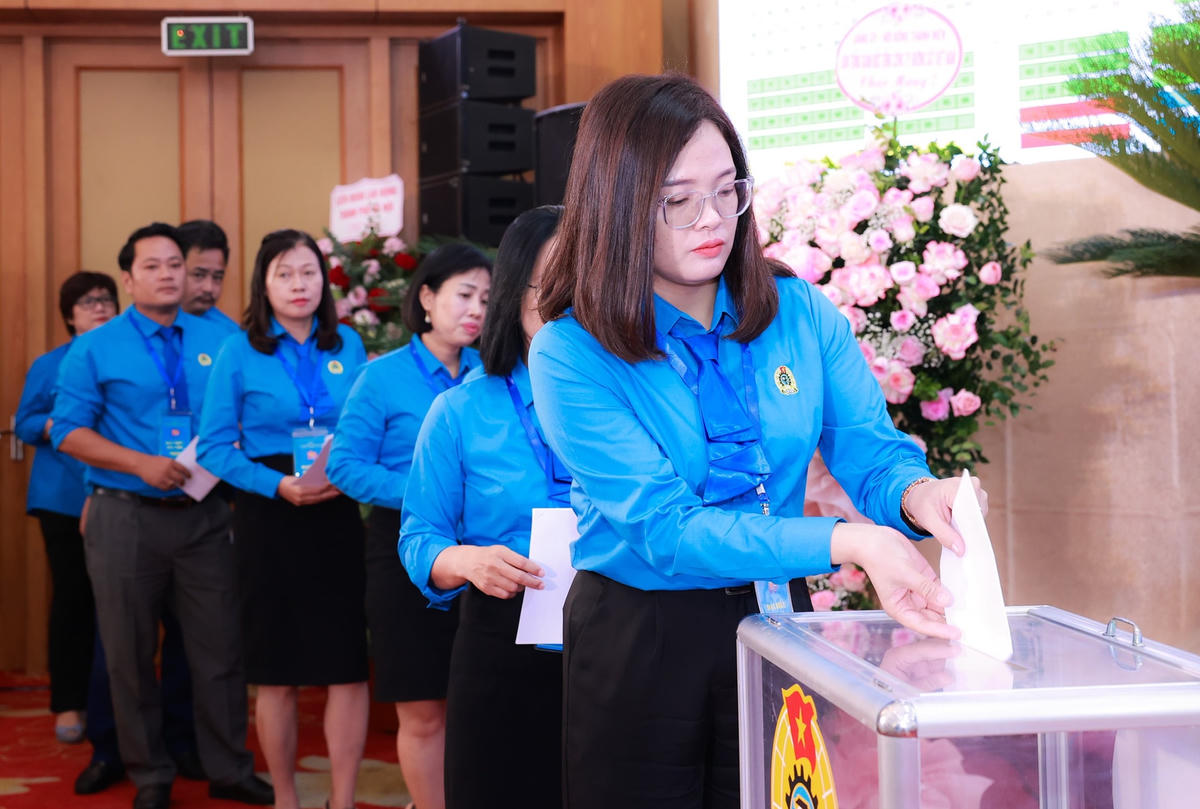 Đoàn viên tham gia bầu cử.