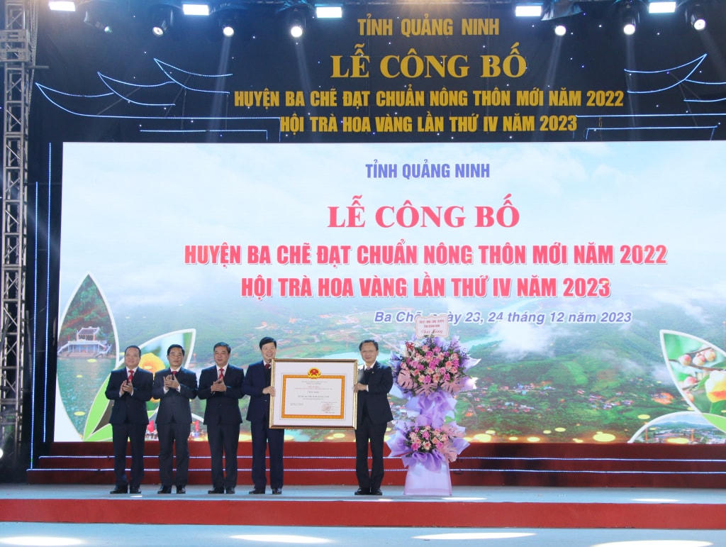 Thừa uỷ quyền của Thủ tướng Chính phủ, ông Cao Tường Huy, Phó Bí thư Tỉnh uỷ, Chủ tịch UBND tỉnh Quảng Ninh đã trao Quyết định huyện đạt chuẩn Nông thôn mới năm 2022 cho huyện Ba Chẽ. Ảnh: QMG.