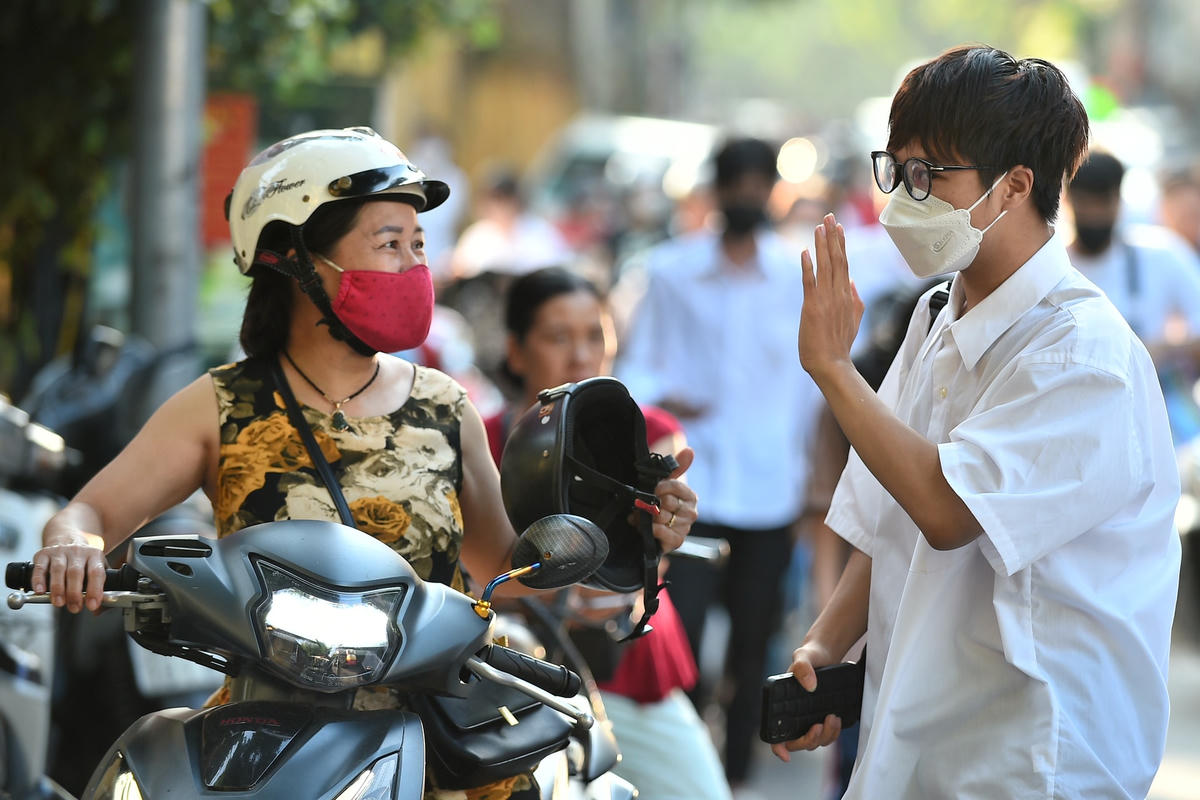 Phụ huynh vui mừng cùng con sau hơn 2 giờ thi. Ảnh: Lê Trung.