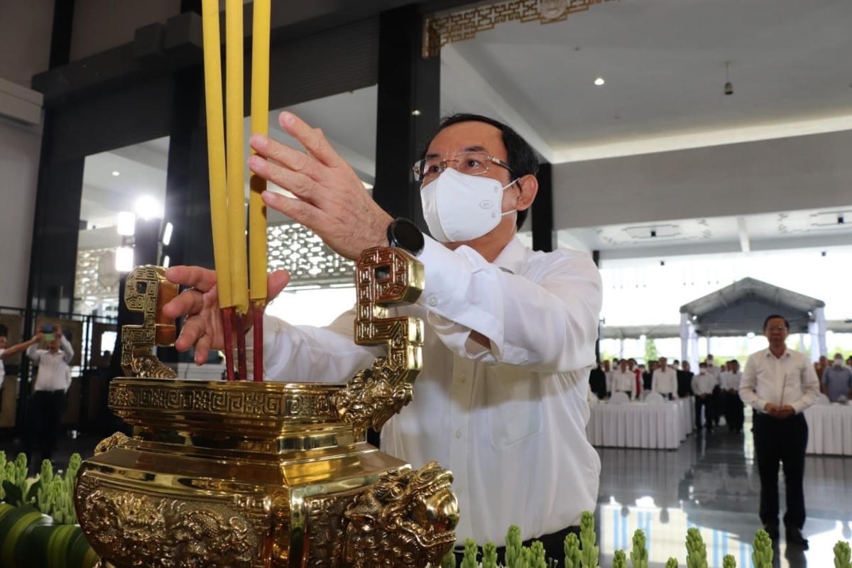 Ông Nguyễn Văn Nên, Bí thư Thành ủy TP HCM dâng hương tưởng niệm.
