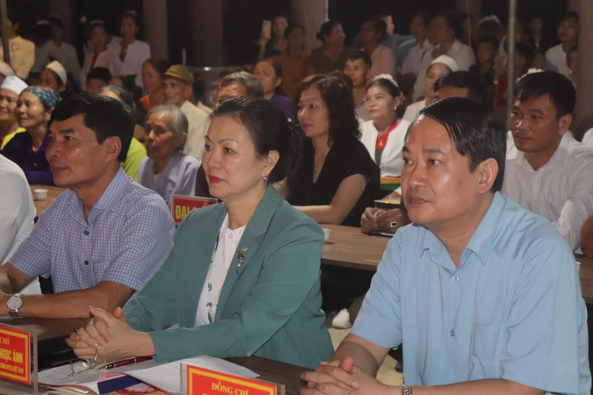 Phó Chủ tịch UBTƯ MTTQ Việt Nam Trương Thị Ngọc Ánh chung vui cùng người dân thôn Ao Lươn.